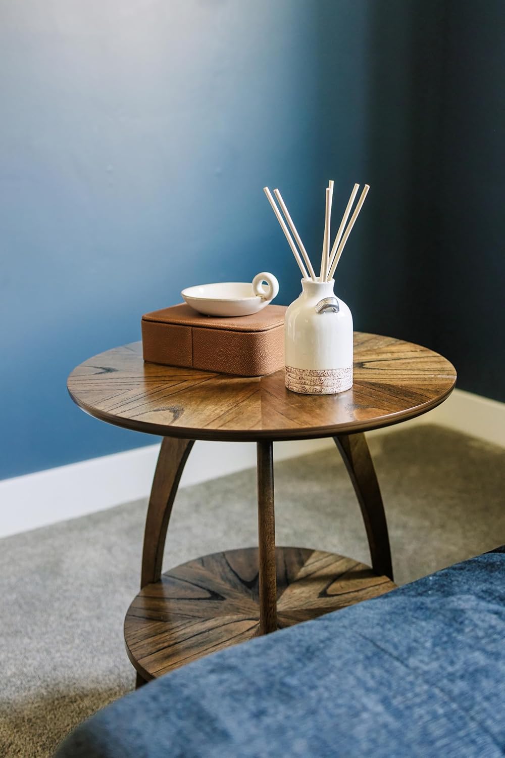 Martin Svensson Home Retro Mid-Century Modern Round Wood End Table, Solid Grain Side Table with Lower Shelf, Small Accent Table for Living Room or Nightstand. Nutmeg Brown.